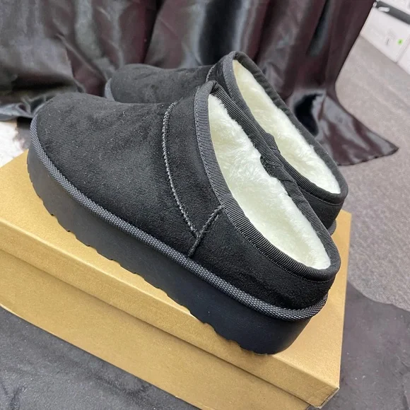 Black Platform Slides 🐾 - Picture 2 of 5